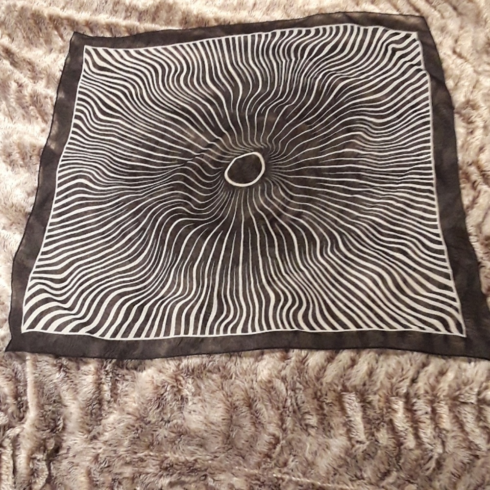 🌟Black and White Scarf